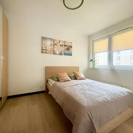 Cozy Szeligowska With Free Parking