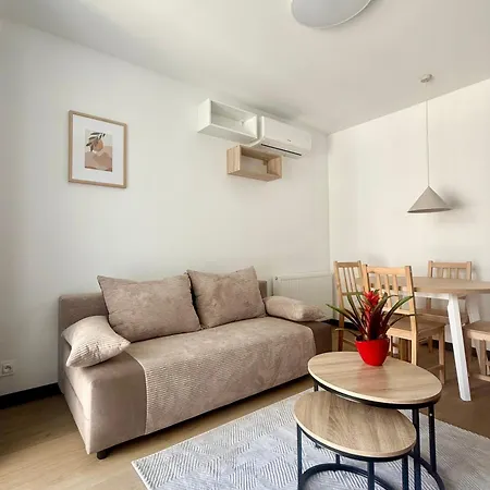 Cozy Szeligowska With Free Parking